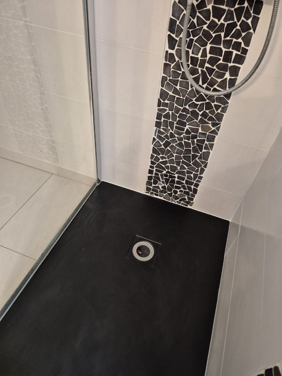 Receveur de douche noir posé en salle de bain par AMB Services en Seine-et-Marne 77
