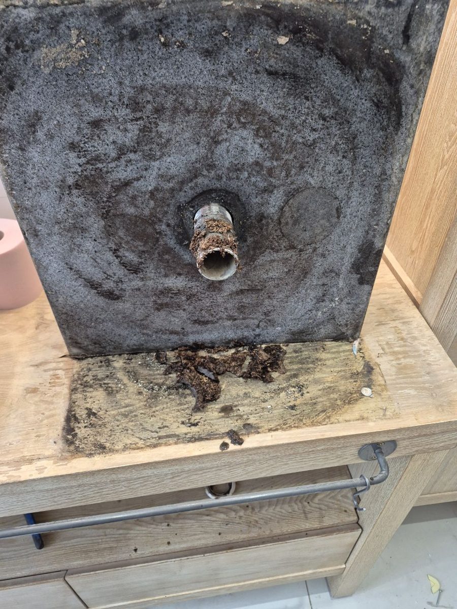 Dépose et contrôle avant remplacement de lavabo par AMB Services en Seine-et-Marne 77