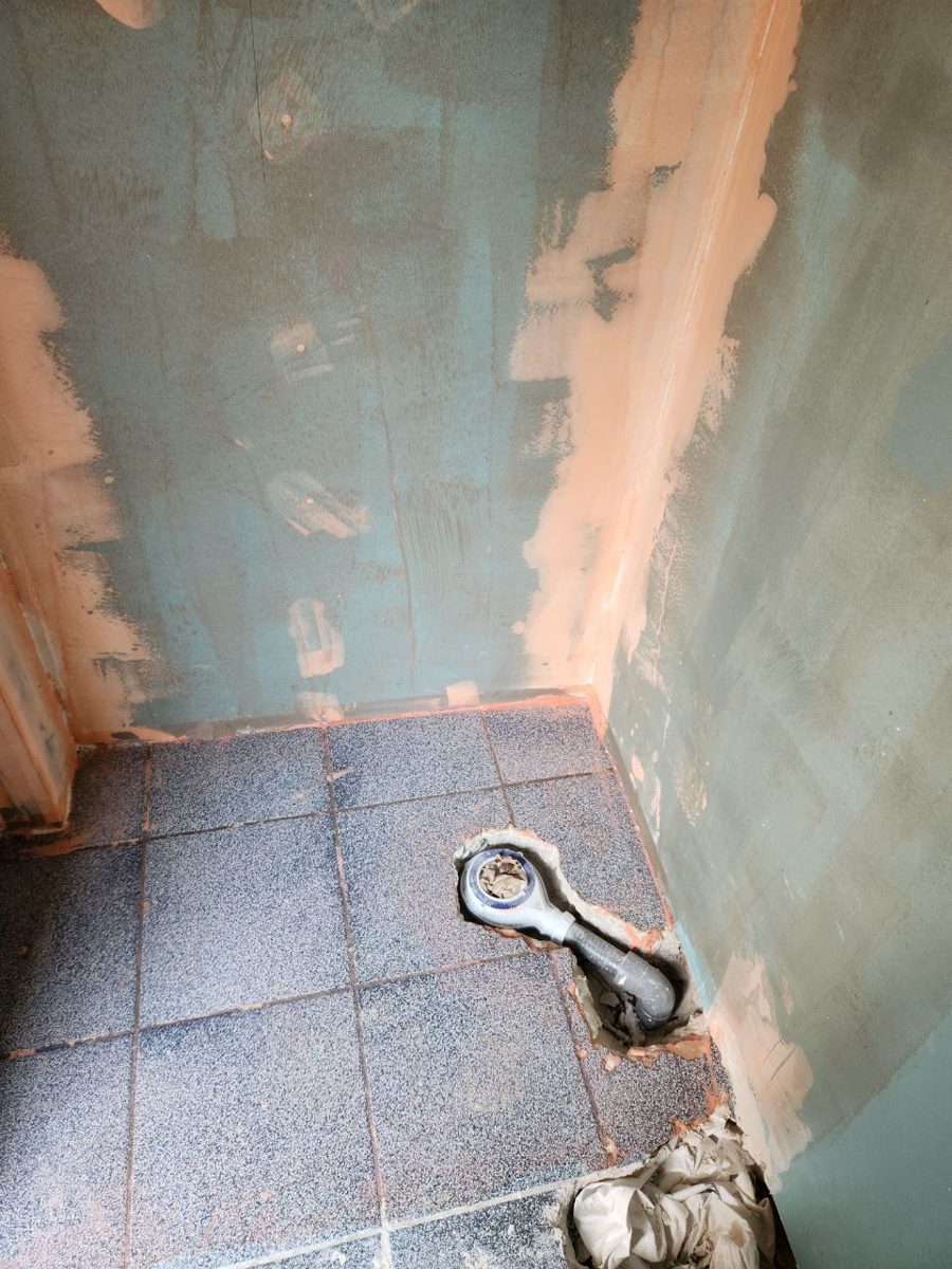 Préparation murale avant pose sanitaire par AMB Services en Seine-et-Marne 77