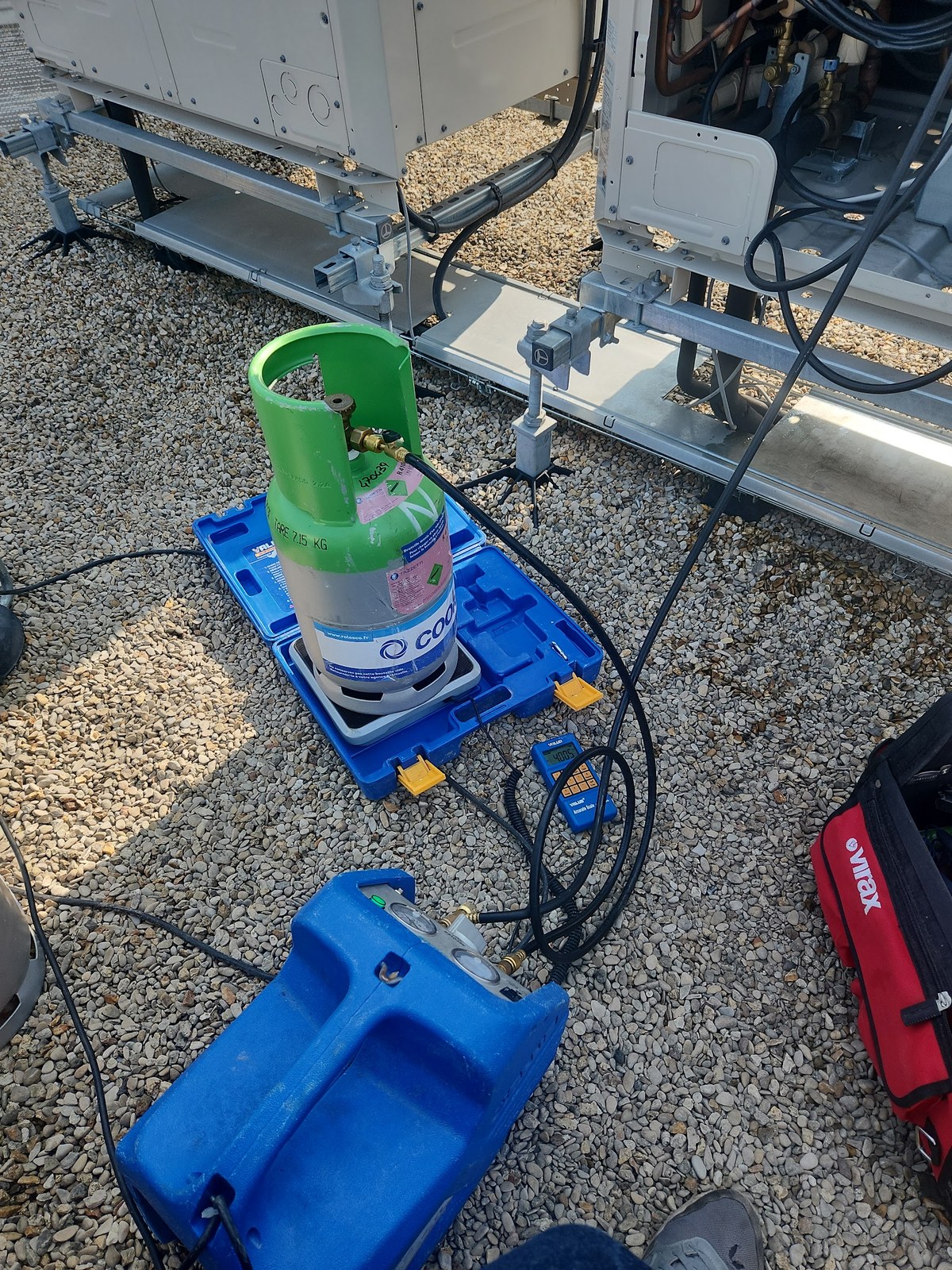 Ajout de gaz réfrigérant et contrôle d’un groupe extérieur de climatisation par AMB Services en Seine-et-Marne 77
