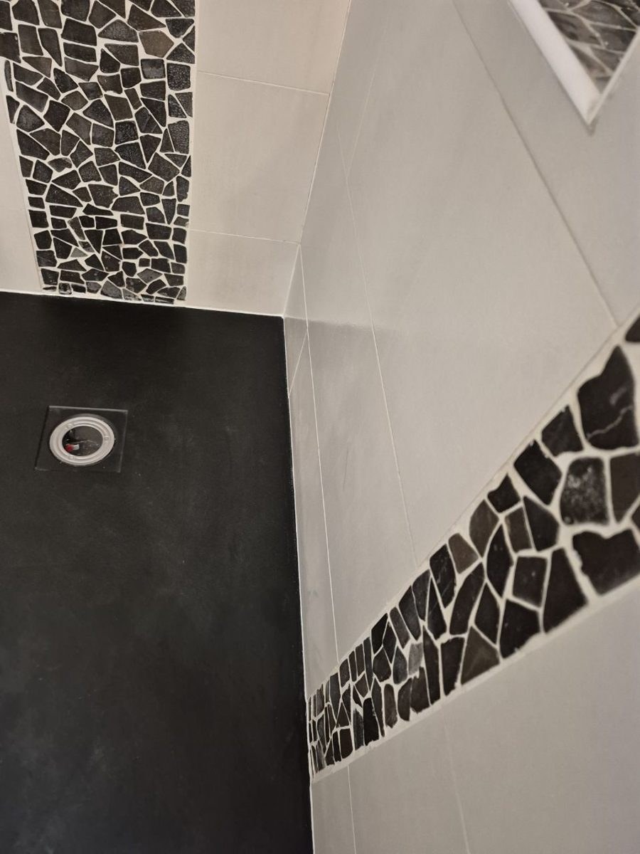 Receveur de douche noir avec finition murale par AMB Services en Seine-et-Marne 77